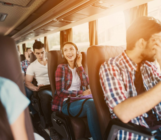 passageiros em viação de passagem de ônibus