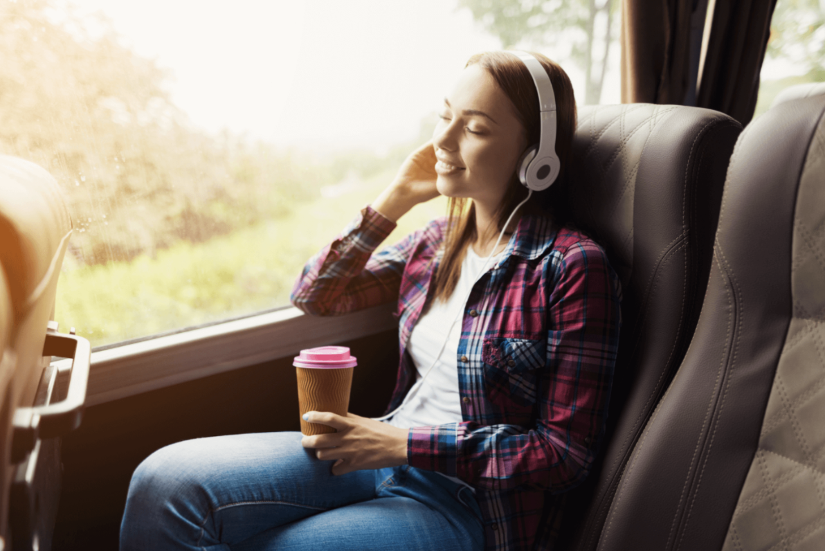 mulher em viagem de ônibus tranquila